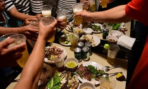 Vợ chồng nai lưng tích góp mua nhà trả góp, chồng sĩ diện liên tục rủ bạn về nhậu