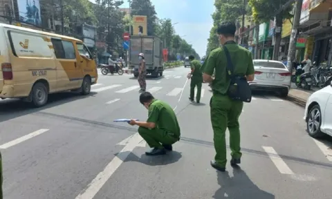 'Nẹt pô' trên phố, thiếu niên bị nhóm người rượt đuổi xử tại chỗ bằng 'hàng nóng'