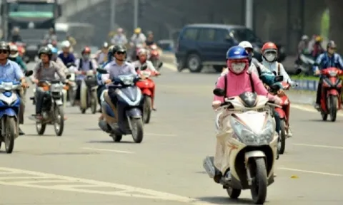 Nắng nóng gay gắt ở Bắc và Trung Bộ, cảnh báo mưa dông, lốc sét