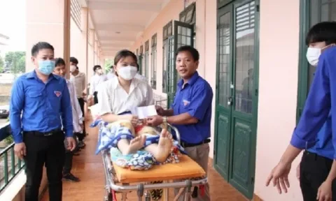 Nghị lực của nữ sinh Bình Phước đến điểm thi bằng xe cứu thương