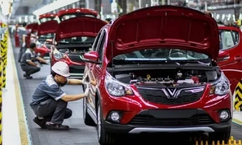 Vinfast của tỷ phú Phạm Nhật Vượng ngừng sản xuất ô tô xăng sớm hơn dự kiến