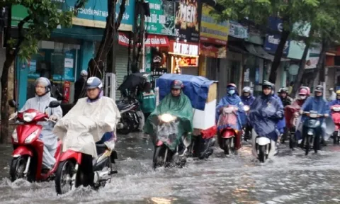Hà Nội sáng nắng gắt, chiều và đêm mưa dông kéo dài đến khi nào?
