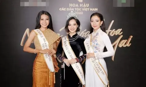 Nông Thúy Hằng khẳng định không gian lận chiều cao, không biết mình cao bao nhiêu