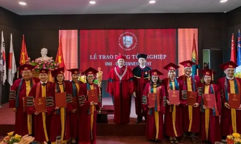 Vụ hiệu trưởng mặc áo nhung cầm quyền trượng trong lễ tốt nghiệp: Yêu cầu báo cáo 