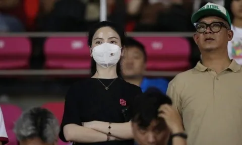 Chu Thanh Huyền lặng lẽ đi xem Quang Hải đá bóng, nhan sắc gây chú ý