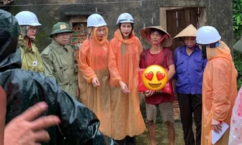Không kèn trống, bắt gặp ca sĩ Thủy Tiên âm thầm đi từ thiện miền Trung