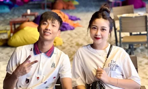 Nhan sắc vợ Phan Văn Đức trong ảnh chụp bằng camera thường gây sốt