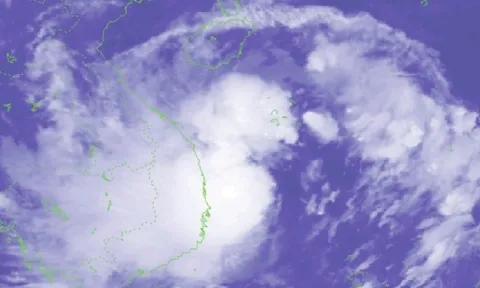 Áp thấp nhiệt đới cách Đà Nẵng - Quảng Nam 330km, miền Trung mưa lũ trong những ngày tới