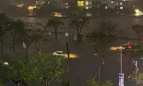 Đà Nẵng mưa lớn, người dân hối hả chạy lũ xuyên đêm