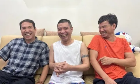 Công Lý cười hết cỡ hội ngộ dàn Táo quân giữa mùa hè, thần sắc tươi tắn như đã sẵn sàng tái xuất sân khấu