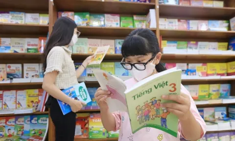 Đề xuất mới của Bộ GD&ĐT về chi phí mua sách giáo khoa, phụ huynh tiết kiệm được khoản tiền lớn