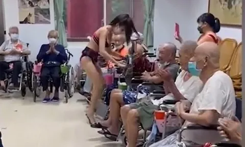 Phẫn nộ hình ảnh tại viện dưỡng lão khi thuê vũ công mặc kiệm vải nhảy múa trước mặt người già