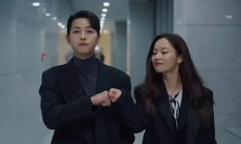 Song Joong Ki thừa nhận cảm thấy mới mẻ khi đóng cảnh tình cảm với 'tình tin đồn'