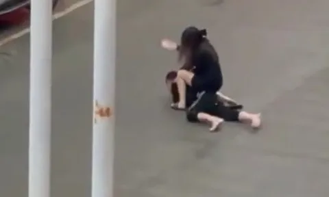 Nghi ngờ bạn gái còn nhớ người yêu cũ, nam thanh niên bị vả bằng điện thoại tới tấp