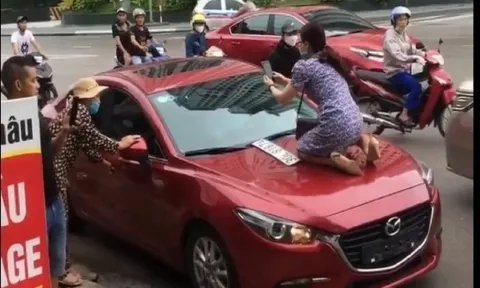 Thái Nguyên: Vợ trèo lên cả nóc capo đánh ghen, mang cả giấy ĐKKH khi công an xuất hiện