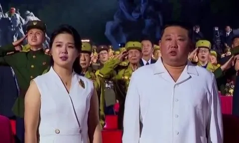 Đệ nhất phu nhân nhà lãnh đạo Triều Tiên Kim Jong-un nghẹn ngào khi hát quốc ca
