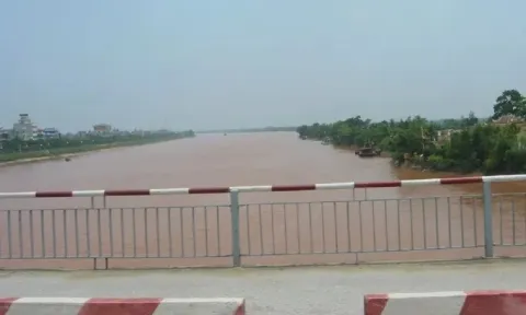 Nam Định: Ra sông Đào chơi, người phụ nữ cùng 3 trẻ nhỏ bị nước cuốn mất tích