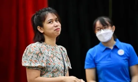 Phụ huynh hồi hộp bốc thăm cho con vào trường mầm non công lập ở Hà Nội