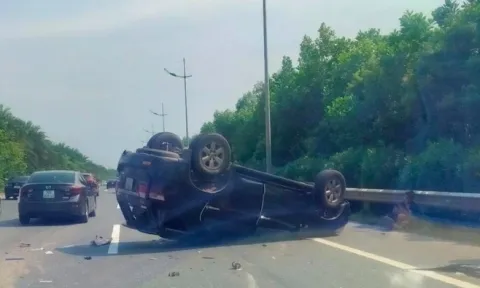 2 vụ tai nạn giao thông vào ngày cuối nghỉ lễ khiến cửa ngõ vào Hà Nội ùn tắc kéo dài