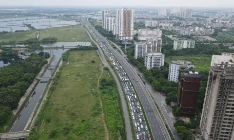 Giao thông cửa ngõ phía Nam Hà Nội gặp khó khi dòng người ùn về Thủ đô