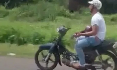 Bất ngờ trước lời trần tình của người đàn ông chạy xe máy bằng chân, ôm đàn hát say mê