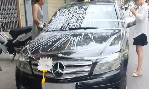 Đỗ chắn cửa hàng, xế sang bị 2 người phụ nữ dán băng keo kèm lời nhắn: 'A hi hi! Đồ vô ý thức!'