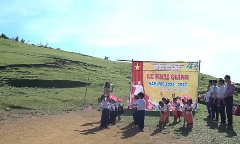 Xúc động lễ khai giảng ở nơi không điện, không nước, cheo leo giữa thảo nguyên