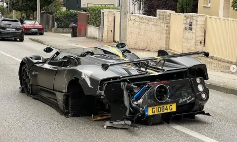 Siêu xe Pagani Zonda hàng hiếm trị giá 400 tỷ bị đâm nát đuôi, bay mất bánh