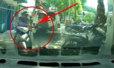Hà Nội: Người đàn ông mặc quần áo giống quản lý thị trường nhận vật giống tiền của người bán rong 