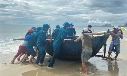 Cập nhật tin bão khẩn cấp bão số 4: Bão giật cấp 15 chỉ còn cách Hoàng Sa hơn 500km