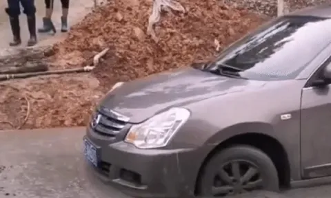 Người thành công luôn có lối đi riêng: Tài xế ôtô cắm mặt đi vào đường bê tông mới đổ