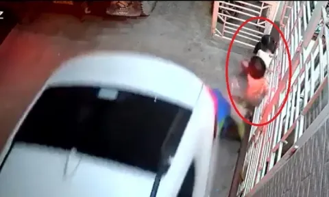 Lùi ô tô bất cẩn, tài xế suýt tông trúng 2 bé gái đang chơi trước cửa nhà