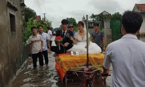 Cô dâu cười tươi như hoa khi được chú rể đón bằng phương tiện đặc biệt đi qua mùa lũ