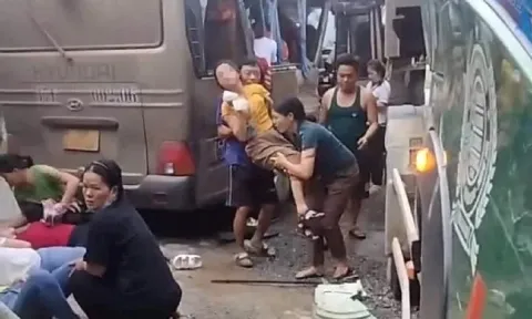 Nghệ An: Ô tô chở công nhân đi làm va chạm với xe đầu kéo, 20 người nhập viện