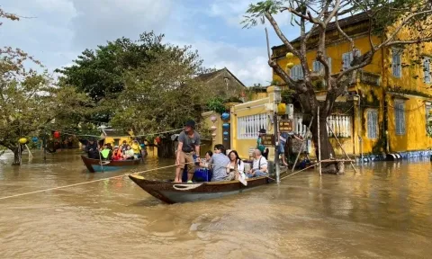 Phố cổ Hội An lại ngập sâu trong nước lũ, du khách phải rời đi bằng ghe thuyền