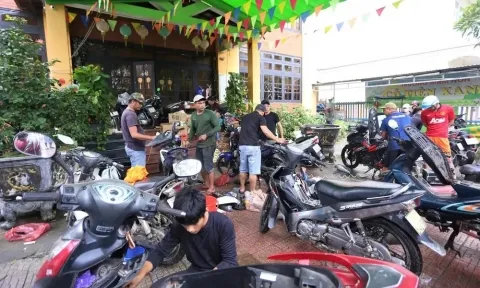Cảnh tượng ấm lòng sau lũ: Nhóm thợ từ Quảng Nam ra Đà Nẵng sửa xe máy miễn phí cho dân vùng ngập