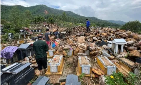 Xót xa cảnh hàng trăm ngôi mộ ở nghĩa trang lớn nhất Đà Nẵng bị mưa lũ cuốn trôi
