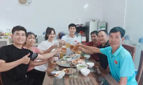 Cầu thủ Nhâm Mạnh Dũng dẫn bạn gái hot girl về ra mắt gia đình, 1 đám cưới hoành tráng của làng bóng sắp diễn ra?