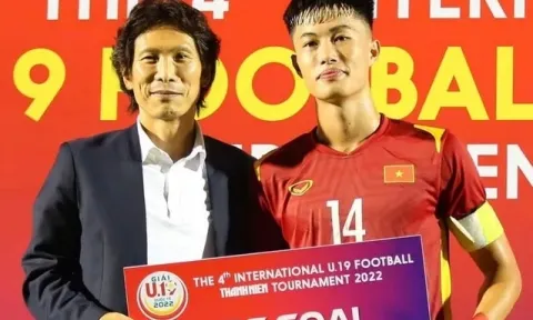 HLV Gong Oh-kyun trao thưởng cho Văn Khang - Văn Trường sau chiến thắng của U19 Việt Nam