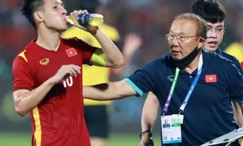 Khám phá 'bí mật' bên trong chai nước màu vàng của ĐT Việt Nam