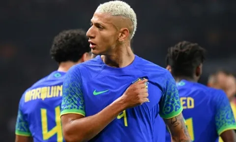 Phản ứng của Richarlison cùng dàn sao Brazil khi bị CĐV ném chuối