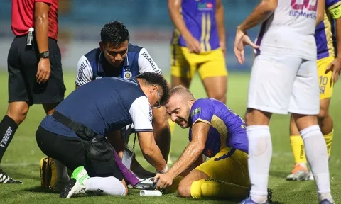 Ngoại binh của Hà Nội FC dính chấn thương nặng, phải đi cấp cứu
