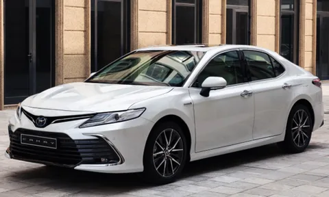 Toyota Camry 2022 'xưng vương' doanh số tháng 6/2022: Công nghệ đe nẹt Honda Accord, Kia K5