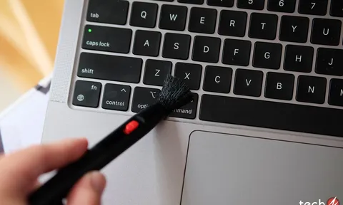 Hướng dẫn vệ sinh bàn phím MacBook đơn giản ai cũng có thể làm được!
