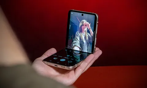 Giá Samsung Galaxy Z Flip 3 tháng 8: Giảm ‘cực căng’ cả chục triệu, iPhone 12 hết cửa cạnh tranh