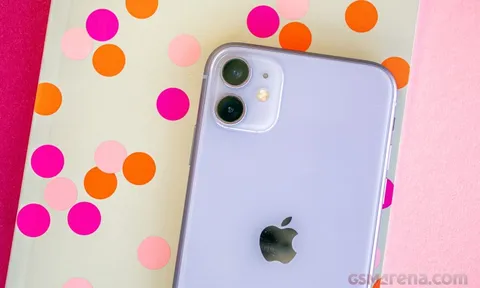 Giá iPhone 11 giảm thấp 'không tưởng' đầu tháng 8/2022, 'vùi dập' Galaxy S21 FE mới