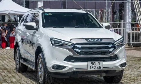 Đối thủ đồng hương của Toyota Fortuner vừa ra mắt đã giảm giá mạnh, quyết gạt giò Hyundai Santa Fe