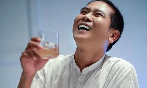 Nhạc sĩ Hồ Hoài Anh nhận tin vui bất ngờ sau khi trở về từ Tây Ban Nha cùng diễn viên Hồng Đăng
