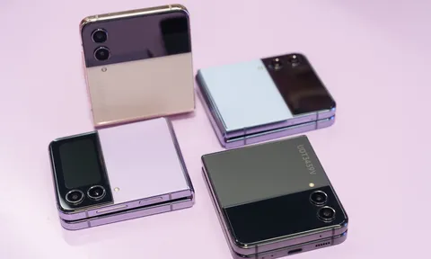 Trên tay Galaxy Z Flip4: Chiếc điện thoại 'nắp gập' gọn gàng dành cho mọi đối tượng!