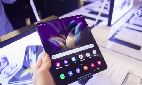 So sánh kích thước của Galaxy Z Fold 4 và các điện thoại gập khác: Mỏng và nhẹ hơn Huawei Mate X2